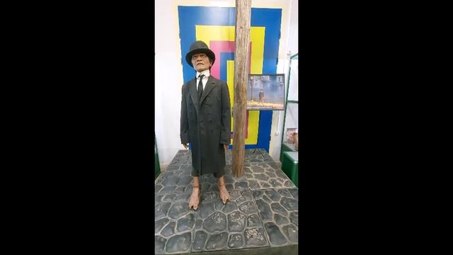 + Одинокий персонаж у фонарного столба. (4)