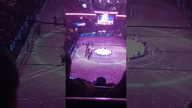 на хоккей сегодня был там был концерт там был в конце Шоу было о