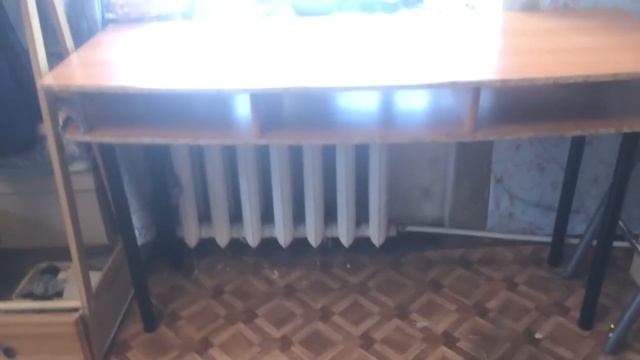 Старый стол с новыми ножками IKEA. Вешаю постеры.