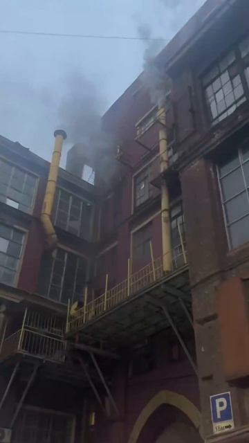 🔥30 человек заблокированы огнём в танцевальной студии в Москве🔥