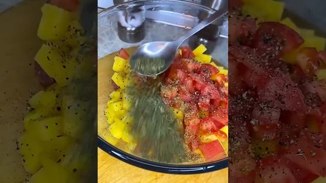 Жаркое с мясом и картошкой в съедобном горшочке из теста