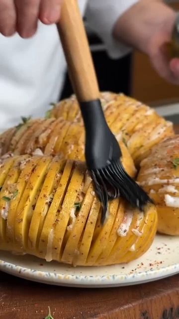 Вкуснейший картофель с салом запечённый в духовке