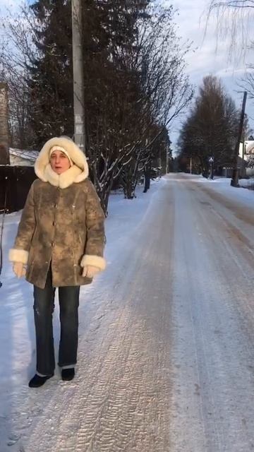 Я иду по обочине дороги.