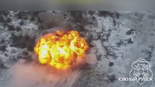 🛫💥☠️⚡FPV-дроны группировки "Юг" уничтожили САУ ВСУ вместе с экипажем прямо в укрытии.