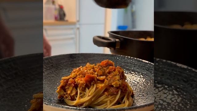 Спагетти-болоньезе - это всегда вкусно, верно? 😋🍝