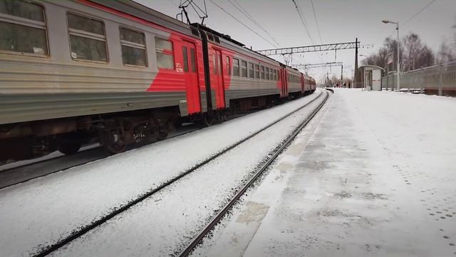 ЭТ2-021 прибывает на ст.Сосновая поляна сообщением С-Петербург- Калище.[РЖД2022].