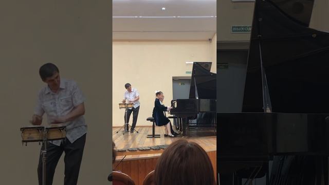 Бразильский карнавал в дуэте с ударным инструментом
