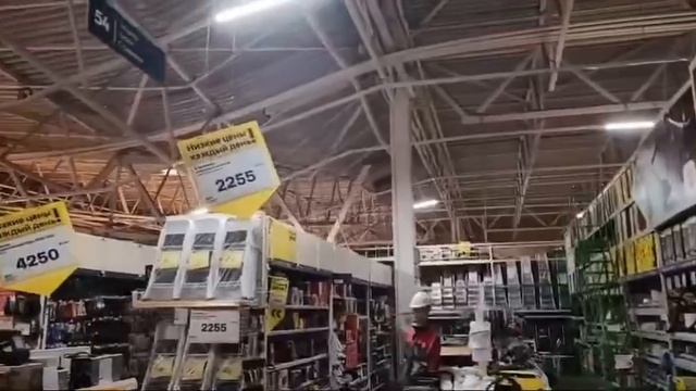 В Хабаровске под тяжестью снега продавило кровлю крупного строительного магазина