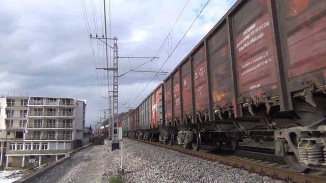 Электровоз 2ЭС4К-070 с грузовым поездом