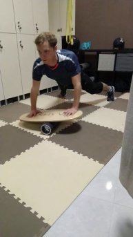 Отжимания на баланс борде