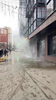 💦 В ЖК «Аквилон Парк» в Коммунарке прорвало трубы с горячей водой
Вода бежит по подъезду, фасаду