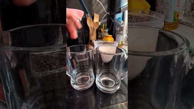 یه نوشیدنی خنک مناسب هر فصل اگر سردته کنار بخاری توخونه بشین ومیل کن اگر گرمته تو خونه جلوی کولر