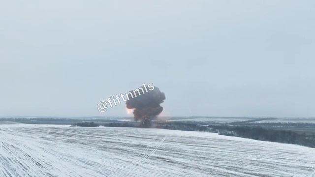Наши парни направили КАМАЗ до отказа забитый взрывчаткой на украинские позиции.