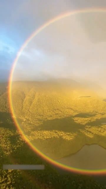 Идеально круглая радуга из окна вертолёта 🌈