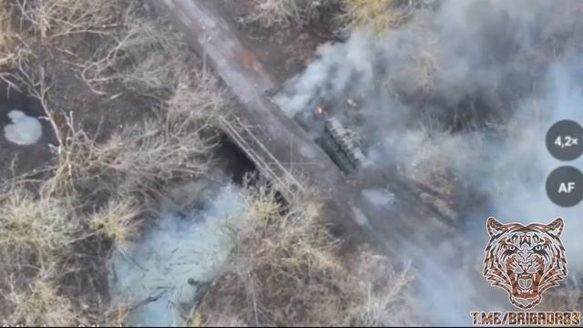 💥⚡Удар по мосту: американские БМП Bradley и БТР M113 упали, не доехав до Курской области