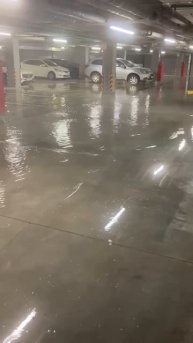 В ЖК «Аквилон Парк» в Коммунарке прорвало трубы с горячей водой и затопило парковку