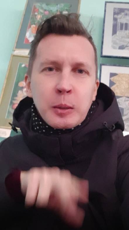 Он никогда не пишет первым и пропускает звонки ...