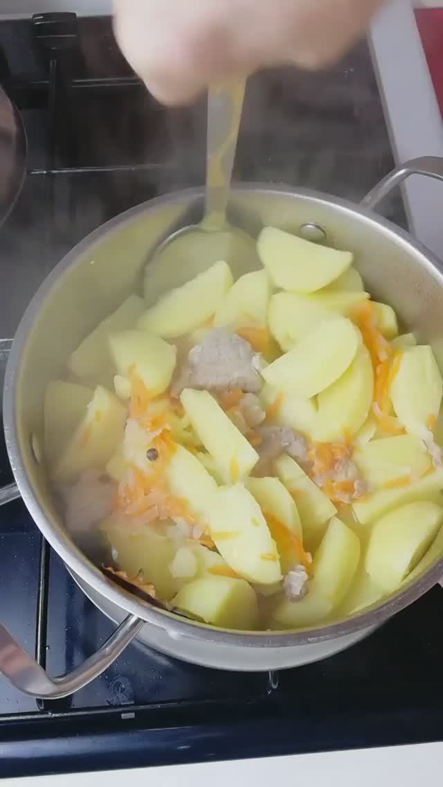 Готовлю ужин из доступных продуктов.