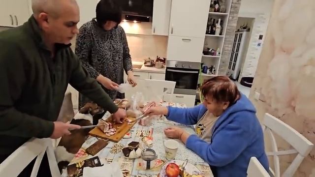 Аня передала сало.
