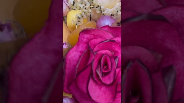 Шляпная коробка фрипсы с шоколадными цветами