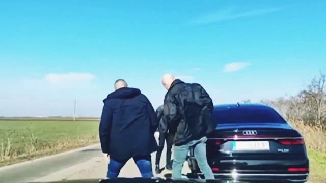 У автомобиля, в котором ехал президент Сербии Александр Вучич, отвалилось колесо