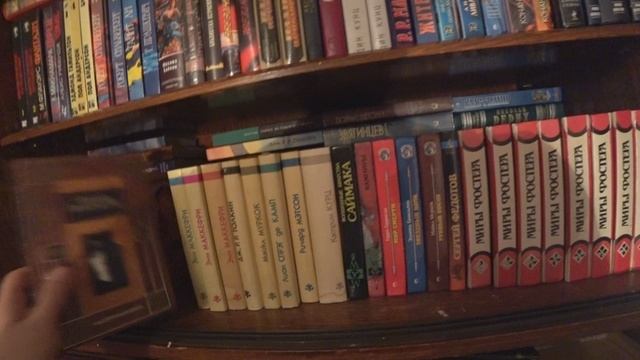 74. Книжная полка. Фантастика, фэнтези и книги о войне.