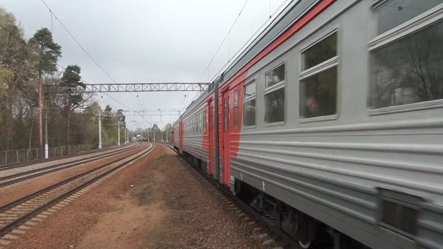 Электропоезд ЭТ2ЭМ-003 с пригородным сообщением отправляется со ст. Шувалово