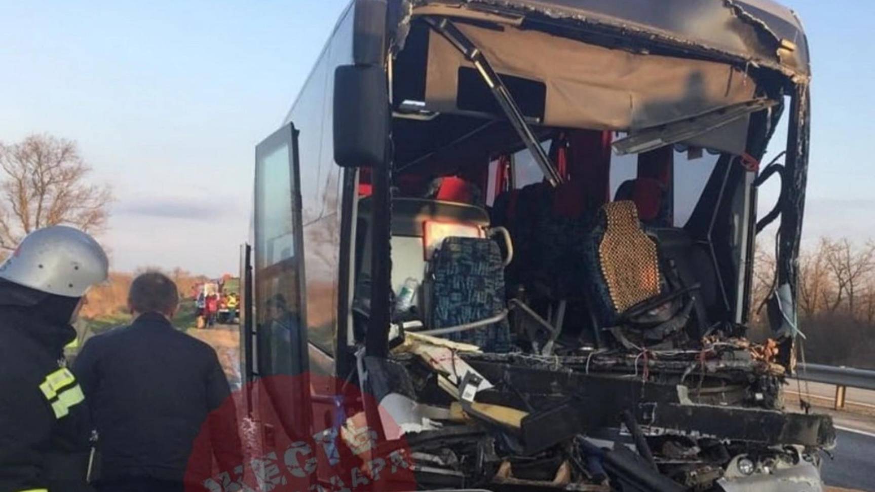 У автобуса разрушилась кабина после ДТП с большегрузом на Кубани