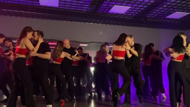 Бачата. Танец под "Вахтёрам"  ("Белые обои, черная посуда")  группа Бумбокс