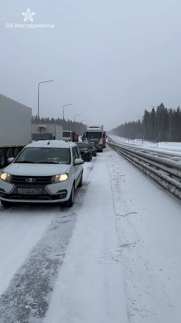 По дороге в Пермь попали в большую пробку. Вот такие приключения. 🫣