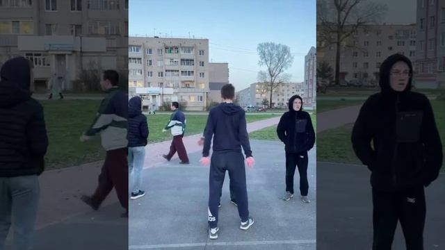 🤬Бухой зумер пришел на детскую площадку и начал избивать всех подряд, но в один момент нарвался ...