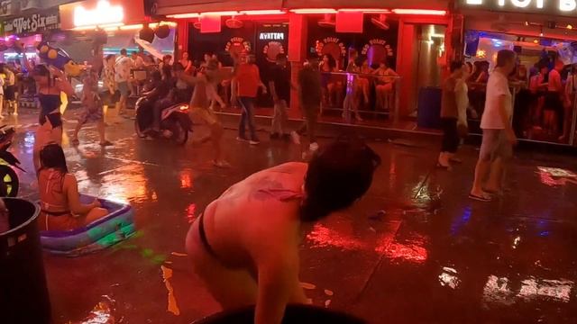 [4k]Soi 6 play water With bar girls | Pattaya | Really awesome #pattayanightlife #soi6