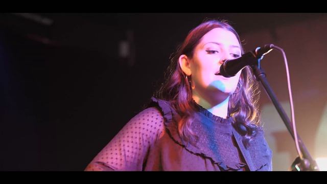 Julia Müller - I Can't let go [Official Live Video]