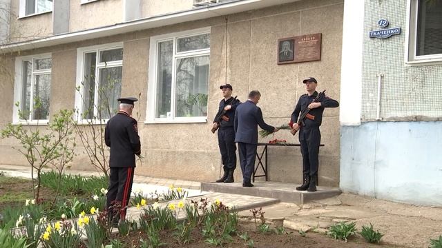 Вадим Красносельский возложил цветы к именной плите на доме, где жил Василий Калько