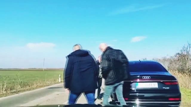 Машина сербского президента на ходу потеряла колесо