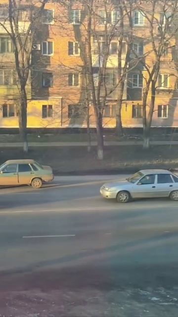 Макеевка. Ситуация прям на глазах произошла, сбили девочку... локация между гаражом и школой