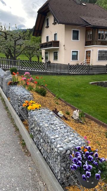 АЛЬПЫ. МАЙСКИЕ КЛУМБЫ