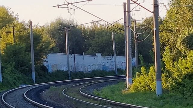Проводы лета. Тепловоз ТЭП70БС-253 с пригородным поездом Пачелма - Пенза. Август 2021 года.