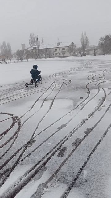 дрифт на трайке по снегу