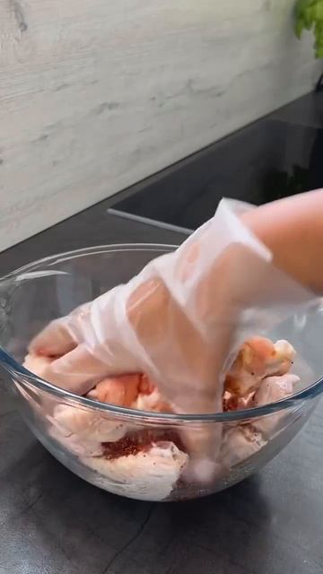 Куриные крылышки с картошкой в духовке