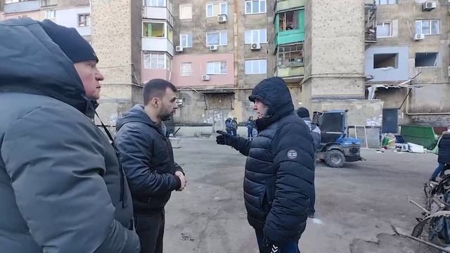 Проверил, как устраняются последствия ракетного удара ВФУ по центру Макеевки. Уже дали в поврежденны