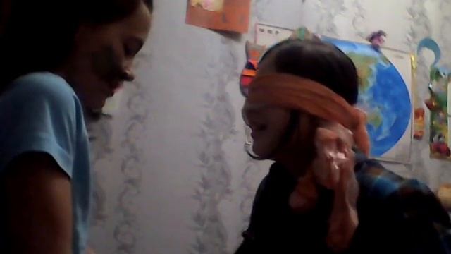 Дурачимся с подругой,челенч макияж закрытыми глазами.😂