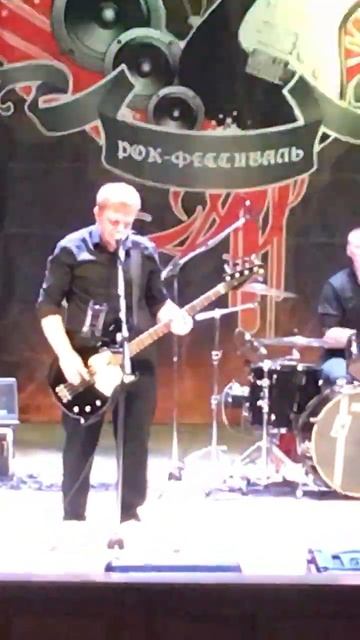 Бас-гитарист ещё и поёт! Кавер группа Движение