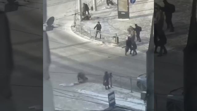 🇷🇺В Новосибирске порывы ветра сносят с ног прохожих.