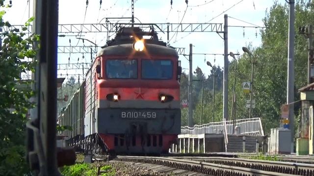 Электровоз ВЛ10У-459 с небольшим грузовым поездом