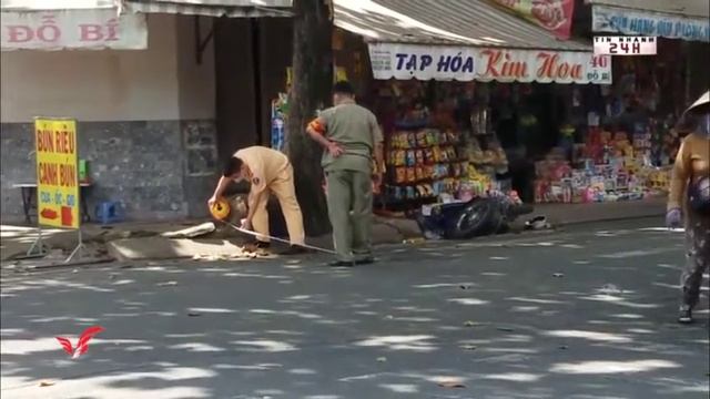 TPHCM, xe máy va chạm giữa giao lộ, 1 người bị thương nặng