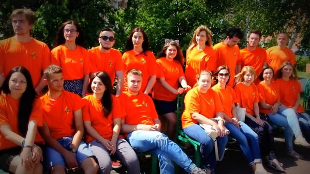 ребята в рыжих майках