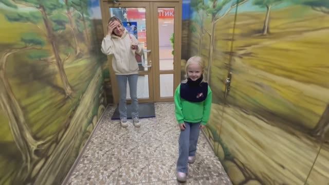 Посетили в Минске контактный зоопарк, Мила кормила кроликов и козлят, гладили енотов