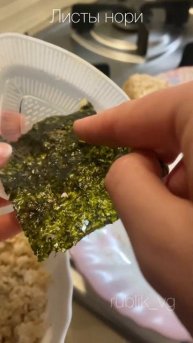 Онигири с крабовыми палочками