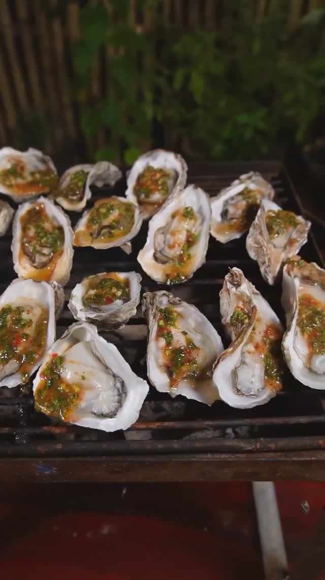 Жареные устрицы и вкусная еда в деревенском стиле